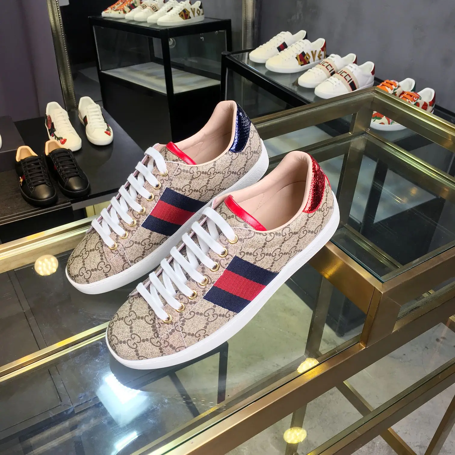 原单古奇男鞋|高仿古奇男鞋|精仿古奇男鞋|一比一古奇男鞋<p>古驰 ACEGucci——最新GG情侣款小白鞋升级版 近几年一直火爆 新色更新不断 明星 网红 直播等必定种草打call</p><p>经典时尚风格 5D绘图打印 女款35—40/39—44男款(45定做不退换) </p><p>情侣款 </p>