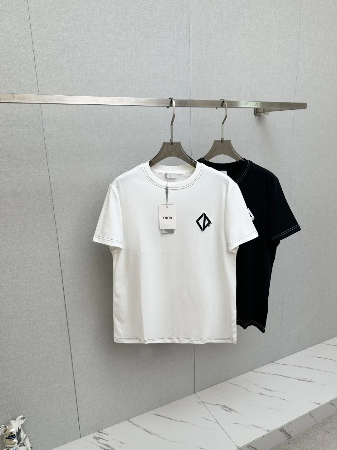 原单短袖T恤男装|高仿短袖T恤男装|精仿短袖T恤男装|一比一短袖T恤男装<p> DIOR 顶级品质 2026新品短袖 原版定制面料 手感柔软 顶级进口私货 时尚设计潮流短袖 不失奢华 品质毋庸置疑 上身效果超赞 奢华官网同款 尺码 S—2XL</p>