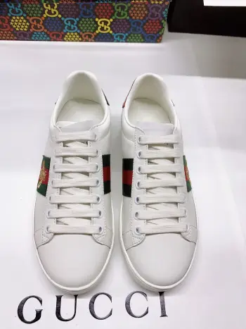 情侣款电绣面小白鞋