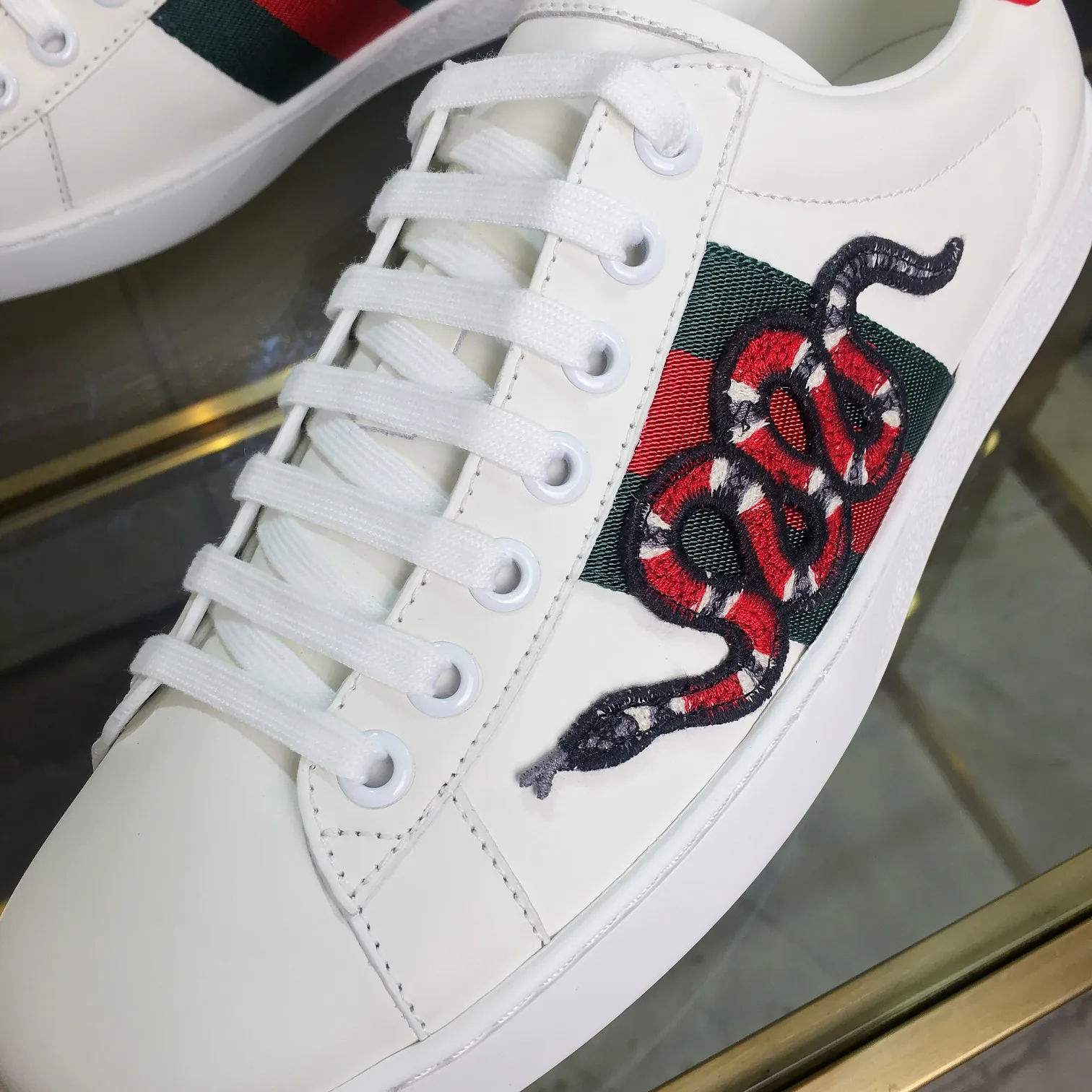 原单古奇男鞋|高仿古奇男鞋|精仿古奇男鞋|一比一古奇男鞋<p>古驰 ACEGucci——最新GG情侣款小白鞋升级版 近几年一直火爆 新色更新不断 明星 网红 直播等必定种草打call</p><p>经典时尚风格 5D绘图打印 女款35—40/39—44男款(45定做不退换) </p><p>情侣款 </p>