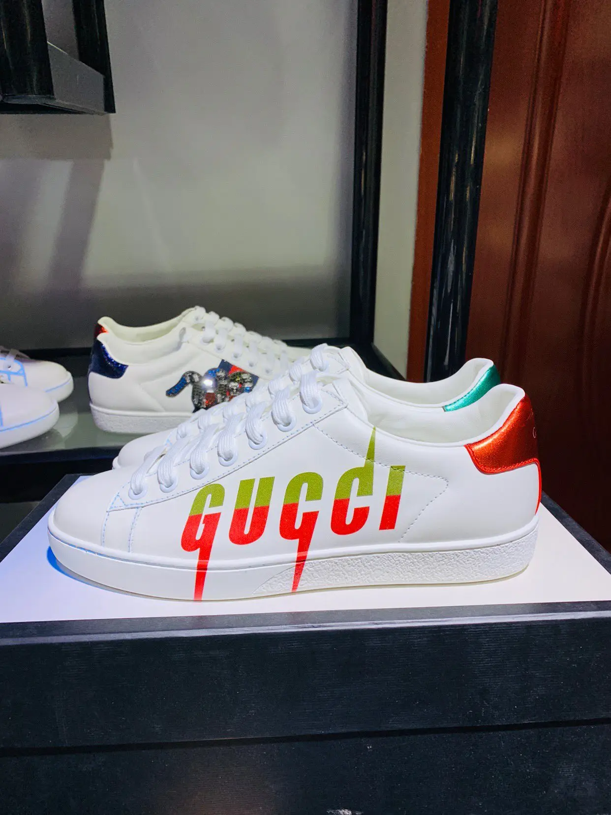 原单古奇男鞋|高仿古奇男鞋|精仿古奇男鞋|一比一古奇男鞋<p>古驰 ACEGucci——最新GG情侣款小白鞋升级版 近几年一直火爆 新色更新不断 明星 网红 直播等必定种草打call</p><p>经典时尚风格 5D绘图打印 女款35—40/39—44男款(45定做不退换) </p><p>情侣款 </p>