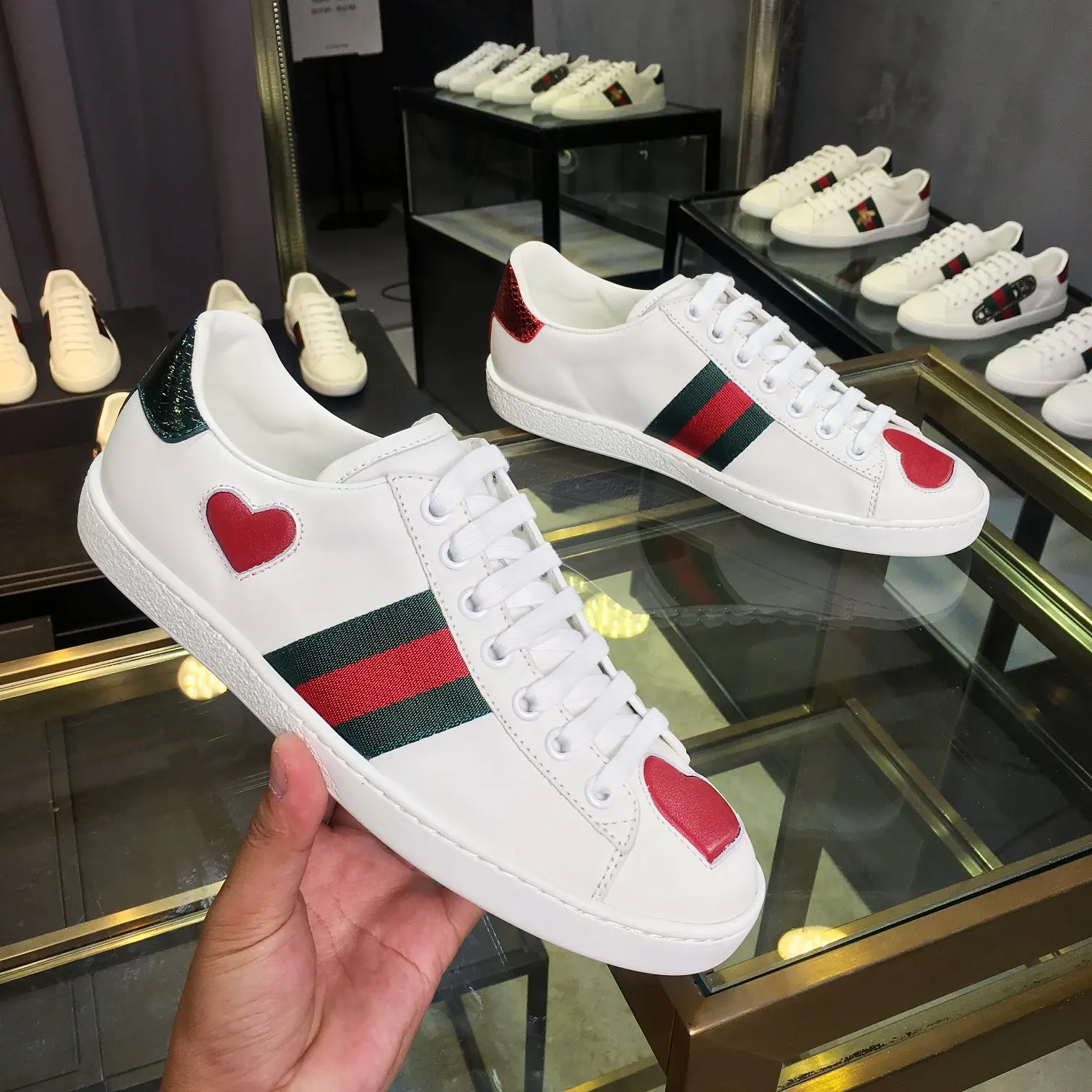 原单古奇男鞋|高仿古奇男鞋|精仿古奇男鞋|一比一古奇男鞋<p>古驰 ACEGucci——最新GG情侣款小白鞋升级版 近几年一直火爆 新色更新不断 明星 网红 直播等必定种草打call</p><p>经典时尚风格 5D绘图打印 女款35—40/39—44男款(45定做不退换) </p><p>情侣款 </p>