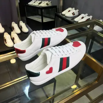 情侣款电绣面小白鞋
