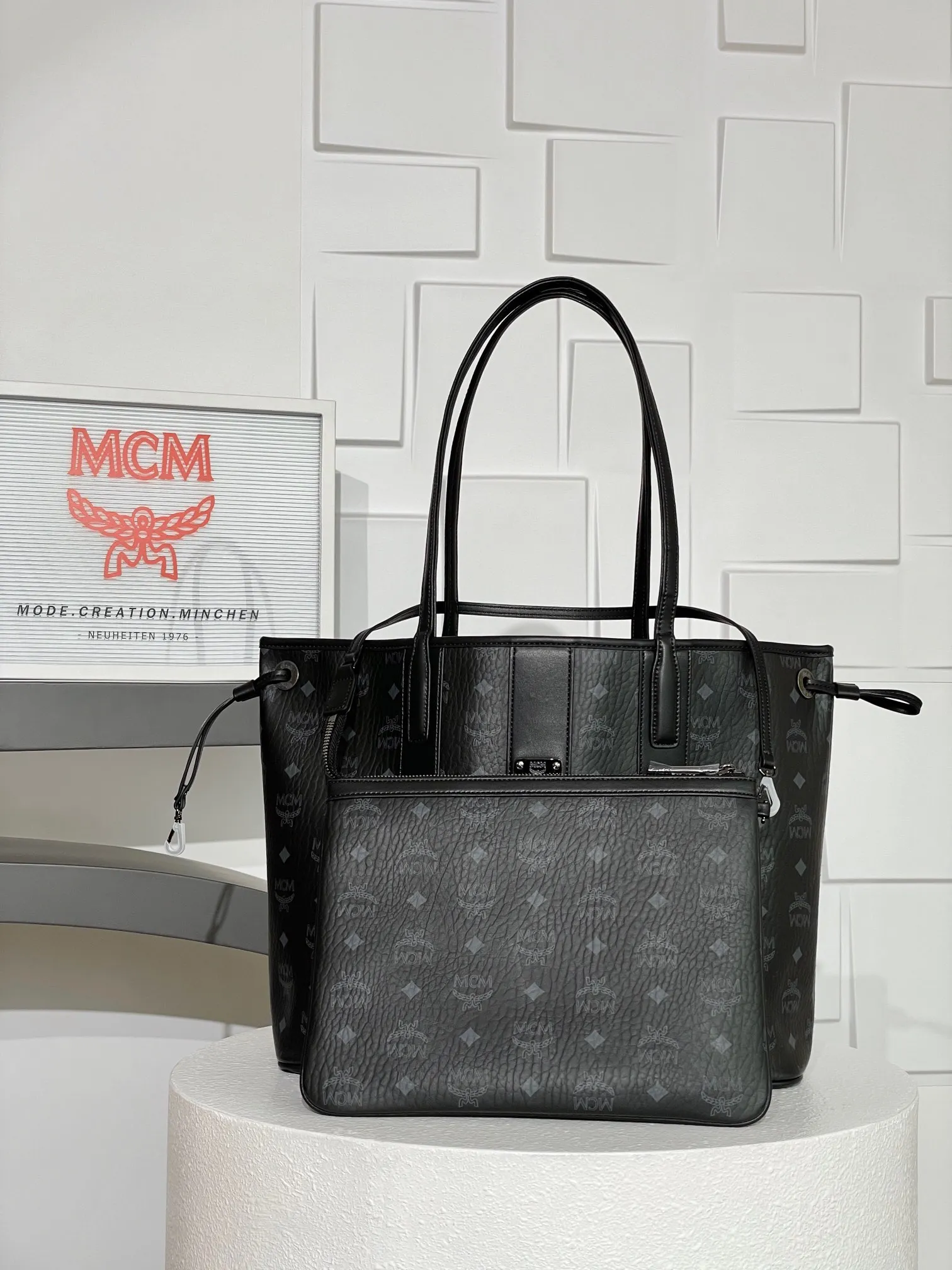 <p>𝗠𝗖𝗠 𝗟𝗶𝘇 𝗩𝗶𝘀𝗲𝘁𝗼𝘀 新版</p><p>中号 双面购物袋子母包</p><p> Cp独家 黑老花满印</p><p>两种经典外观被融合在一款日常单品中 这款中号Liz购物袋由Visetos及Nappa皮革制成 可双面使用 翻转出的内里展现Cubic 经典花纹图样 此外 轻巧的外型可通过皮革抽绳进行扩展收缩 随附的可拆卸拉链手拿包丰富了这款购物袋的功能性 也可取下在短途旅行时单独作为钱包使用 </p><p>型号 MWPCSVI01CO001</p><p>尺寸 36*17*28cm</p><p>提手 垂长24cm</p><p>特点 双面可用/大小双包</p><p>颜色 黑色/Black </p>