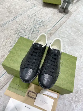 情侣款电绣面小白鞋