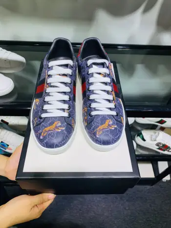 情侣款电绣面小白鞋