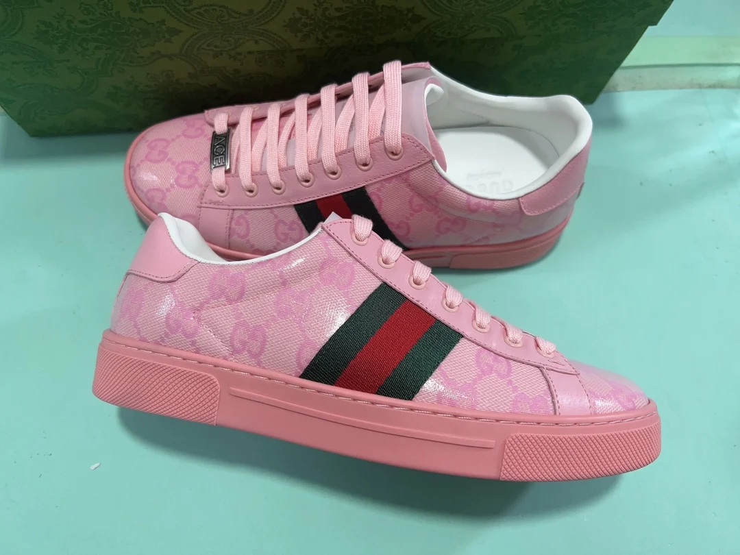原单古奇男鞋|高仿古奇男鞋|精仿古奇男鞋|一比一古奇男鞋<p>古驰 ACEGucci——最新GG情侣款小白鞋升级版 近几年一直火爆 新色更新不断 明星 网红 直播等必定种草打call</p><p>经典时尚风格 5D绘图打印 女款35—40/39—44男款(45定做不退换) </p><p>情侣款 </p>