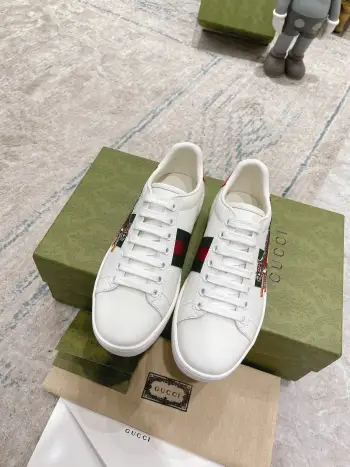 情侣款电绣面小白鞋
