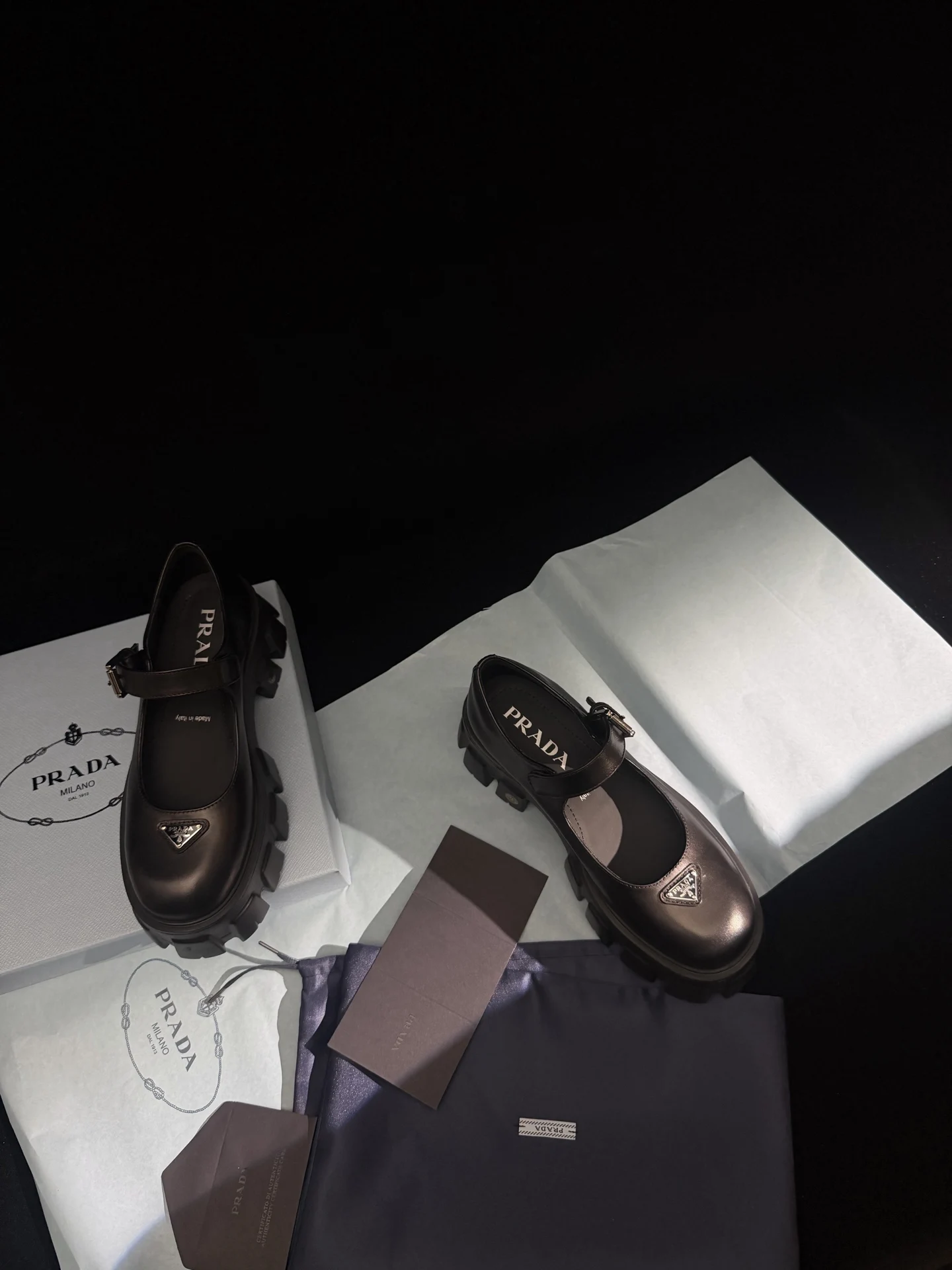 原单普拉达女鞋|高仿普拉达女鞋|精仿普拉达女鞋|一比一普拉达女鞋<p>𝐏𝐑𝐀𝐃𝐀新品厚底玛丽珍鞋/黑色小牛皮</p><p>鞋跟5.5cm玛丽珍鞋出新款啦 采用了更有质感的荔枝纹牛皮 加高了鞋底却保持极轻的重量 太百搭了 可盐可甜 穿各种小裙子小短裤再配个袜子很绝 </p><p>鞋面材质:头层小牛皮</p><p>鞋里材质:牛皮</p><p>鞋底材质:原版橡胶组合底 5.5CM </p><p>鞋码选购:女款35-40(40定制 </p>