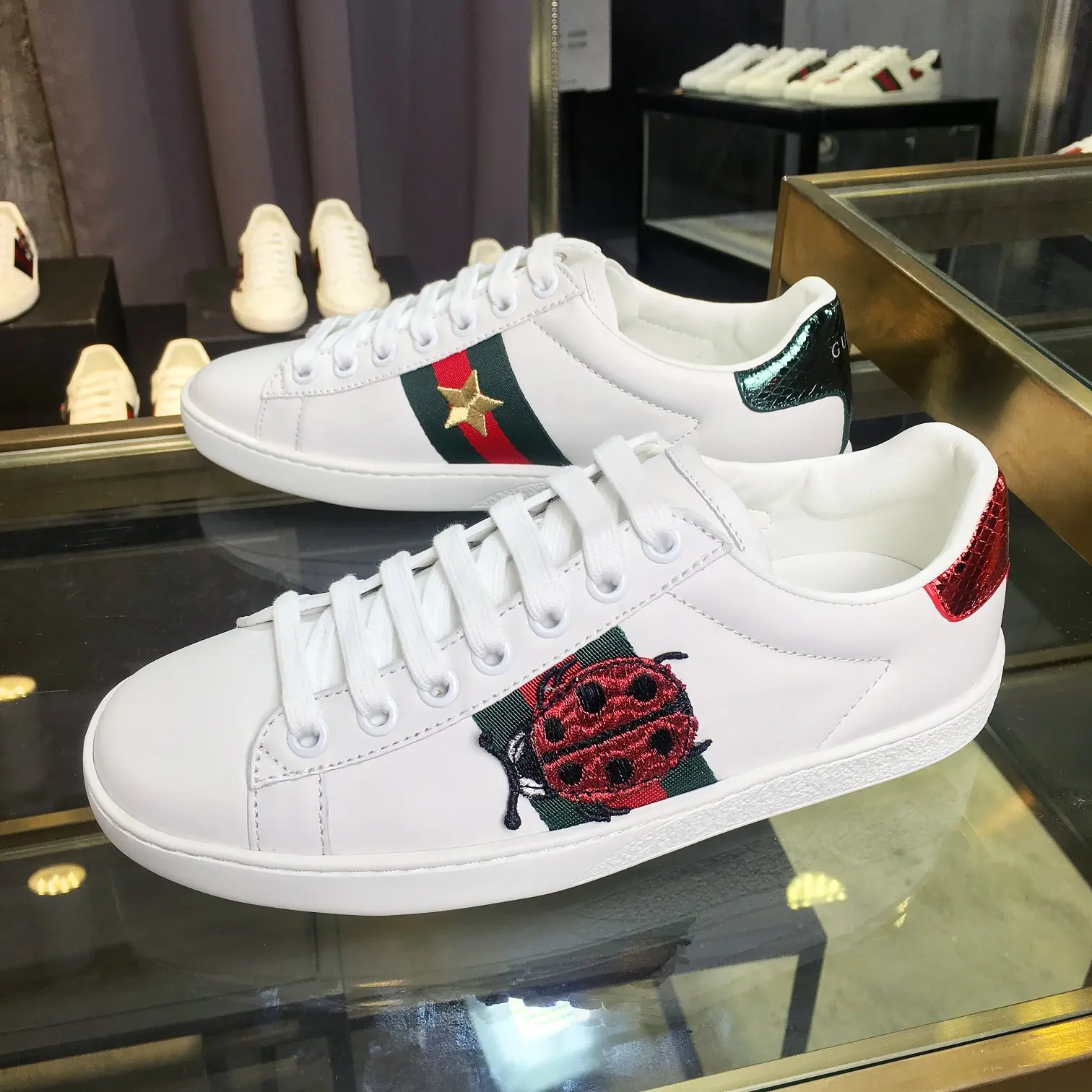 原单古奇男鞋|高仿古奇男鞋|精仿古奇男鞋|一比一古奇男鞋<p>古驰 ACEGucci——最新GG情侣款小白鞋升级版 近几年一直火爆 新色更新不断 明星 网红 直播等必定种草打call</p><p>经典时尚风格 5D绘图打印 女款35—40/39—44男款(45定做不退换) </p><p>情侣款 </p>