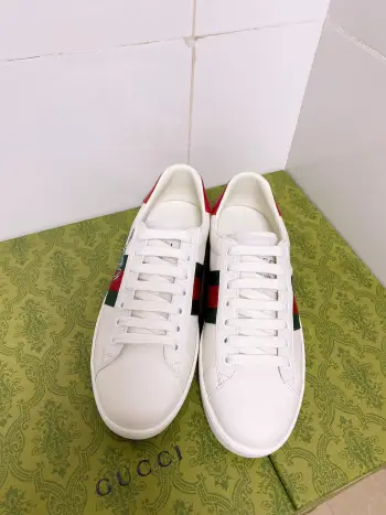 情侣款电绣面小白鞋