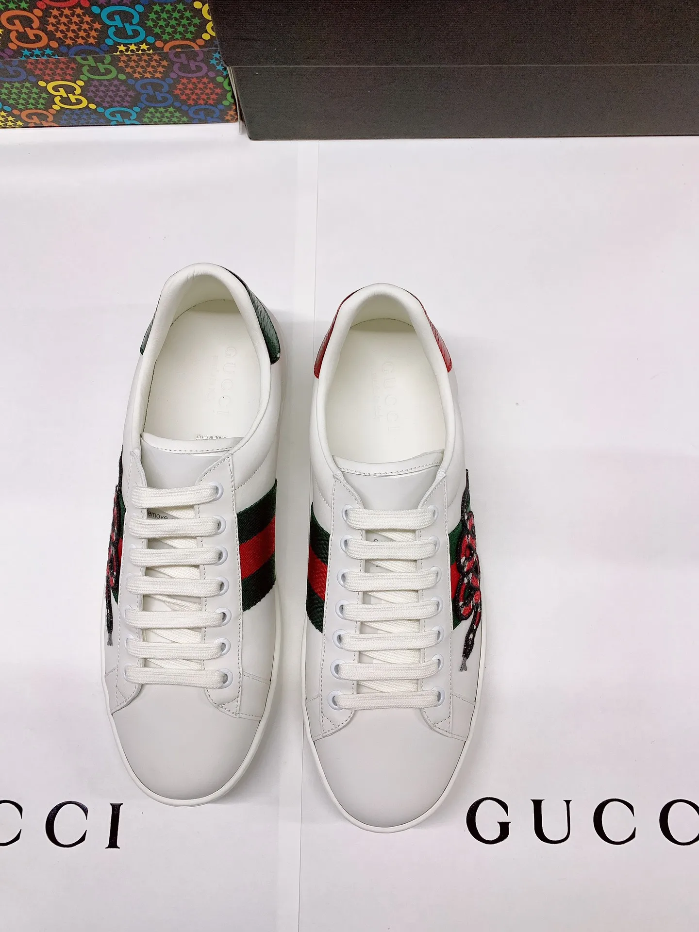 原单古奇男鞋|高仿古奇男鞋|精仿古奇男鞋|一比一古奇男鞋<p>古驰 ACEGucci——最新GG情侣款小白鞋升级版 近几年一直火爆 新色更新不断 明星 网红 直播等必定种草打call</p><p>经典时尚风格 5D绘图打印 女款35—40/39—44男款(45定做不退换) </p><p>情侣款 </p>
