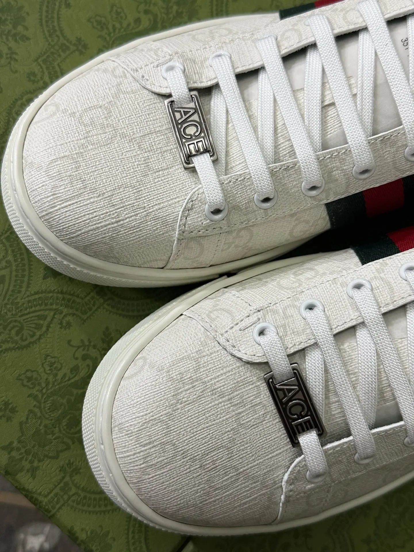 原单古奇男鞋|高仿古奇男鞋|精仿古奇男鞋|一比一古奇男鞋<p>古驰 ACEGucci——最新GG情侣款小白鞋升级版 近几年一直火爆 新色更新不断 明星 网红 直播等必定种草打call</p><p>经典时尚风格 5D绘图打印 女款35—40/39—44男款(45定做不退换) </p><p>情侣款 </p>