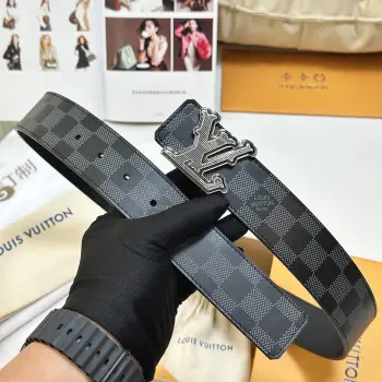<p> LV.路易威登 </p> 宽度 40mm宽度 正品一体铸造五金钢扣 原厂皮料 双面原厂定制进口面料 可双面使用</p>