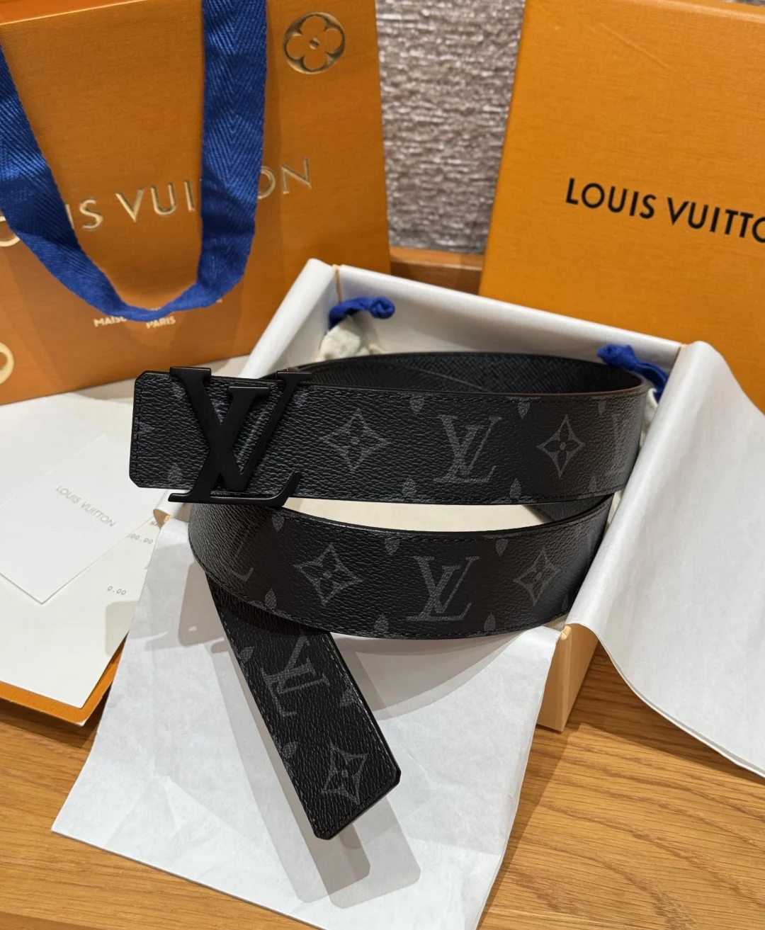 原单LV皮带|高仿LV皮带|精仿LV皮带|一比一LV皮带<p> LV.路易威登 宽度 40mm宽度 正品一体铸造五金钢扣 原厂皮料 双面原厂定制进口面料 可双面使用</p>