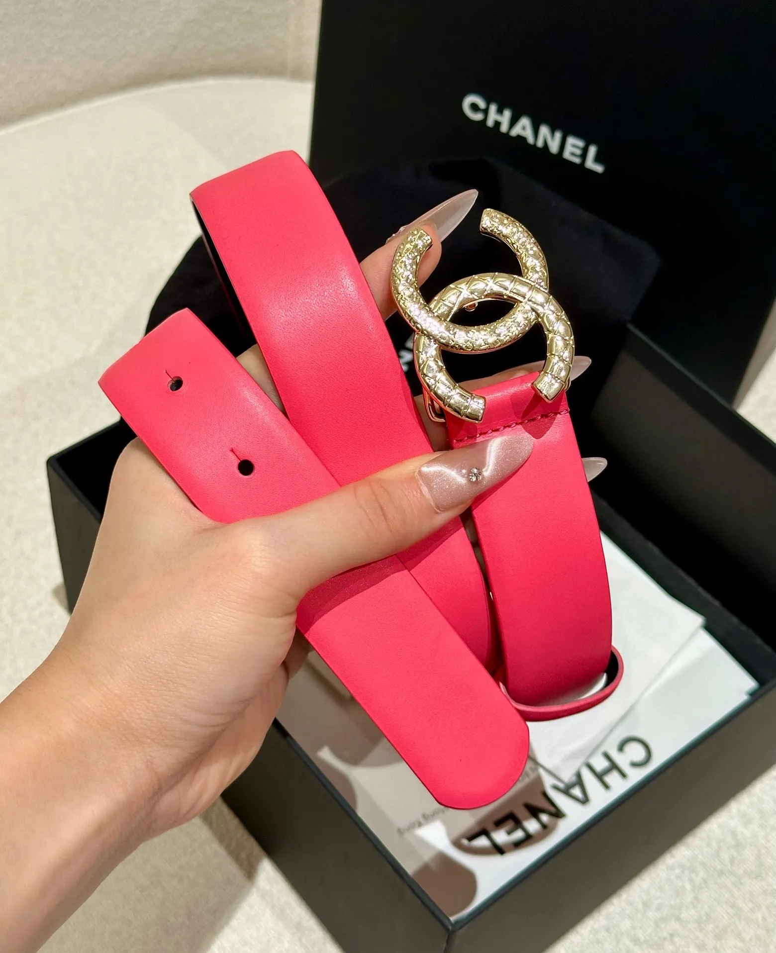 <p> chanel 香3.0cm女士时尚款 顶级品质 正品开模高端定制皮料五金 定制纯钢五金扣头 带身采用松紧收腰设计风格达到修身效果 正品定位logo印字 可与正品媲美 时尚简约奢华 受从多明星青睐 </p>