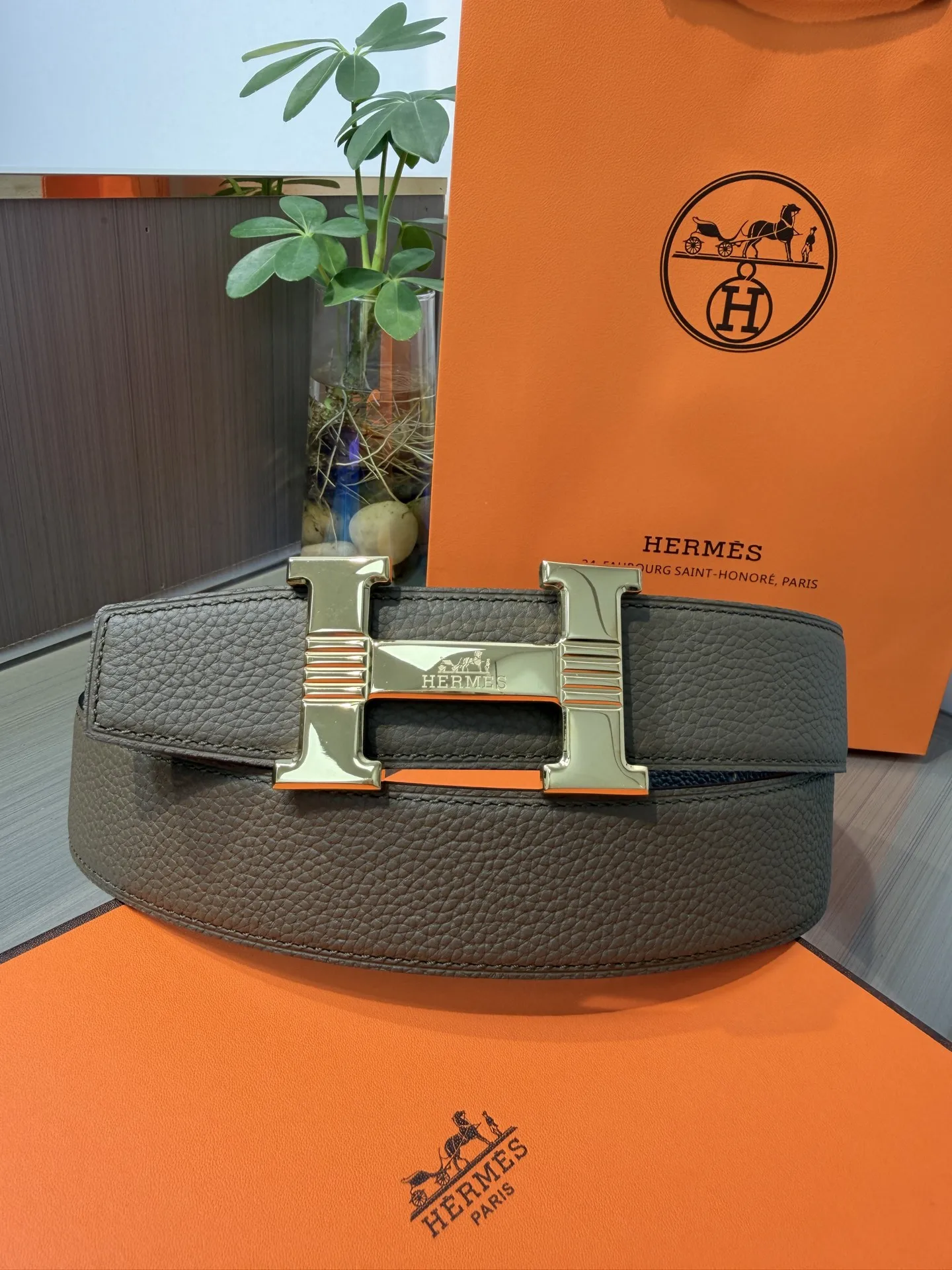<p> Hermes爱马仕 男士双面皮腰带38mm 双面头层牛皮 双面可用 搭配精品钢扣五金 做工精致 实物拍摄 高端奢华 </p>