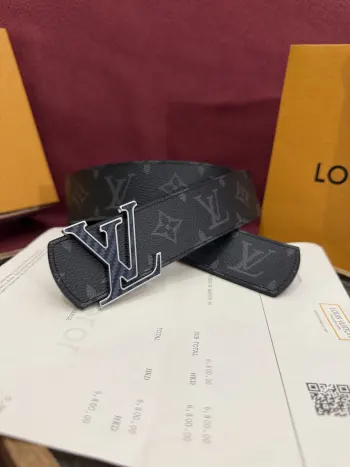 <p> 本款 LV Dimension Monogram Midnight 40 毫米双面腰带以前卫大胆的单色现代风格呈现 一侧采用 Monogram 帆布 另一侧则为光滑皮革 缀以富有建筑感的标志性 LV 搭扣 材质的搭配因色彩相契而愈显考究 为休闲穿搭与正装造型注入别样魅力 </p>