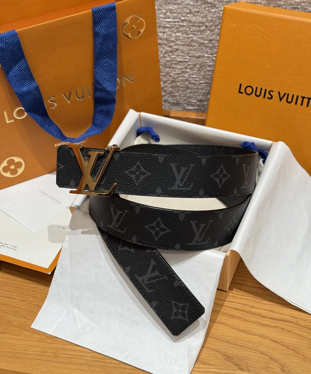 原单LV皮带|高仿LV皮带|精仿LV皮带|一比一LV皮带<p> LV.路易威登 宽度 40mm宽度 正品一体铸造五金钢扣 原厂皮料 双面原厂定制进口面料 可双面使用</p>