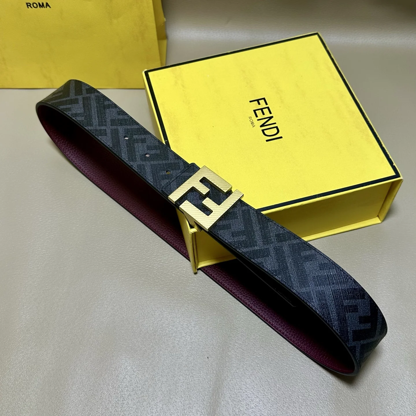 原单芬迪皮带|高仿芬迪皮带|精仿芬迪皮带|一比一芬迪皮带<p> FENDI 芬迪 专柜同款 宽4.0CM 双环正反用腰带 FF按钉搭扣 酒红色Cuoio Romano皮革材质 反面面料带有烟草黄和黑色FF图案 黑色珐琅金属饰面 时尚经典 百搭款</p>