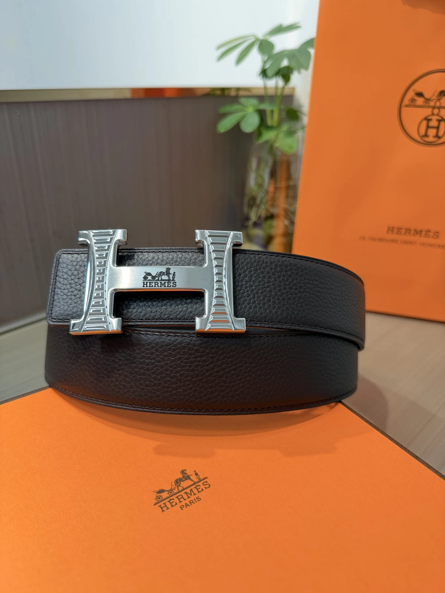 <p> Hermes爱马仕 男士双面皮腰带38mm 双面头层牛皮 双面可用 搭配精品钢扣五金 做工精致 实物拍摄 高端奢华 </p>