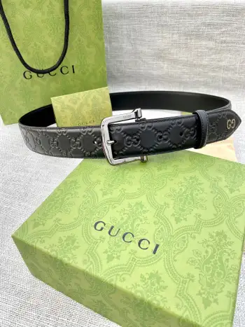 <p> 宽度4.0cm 搭配原版皮带扣  腰带以采用热压印技术的Gucci Signature皮革精制而成 触感厚实 印花图案清晰分明 顶端为金属GG细节 反射Gucci Signature皮革图案 </p>