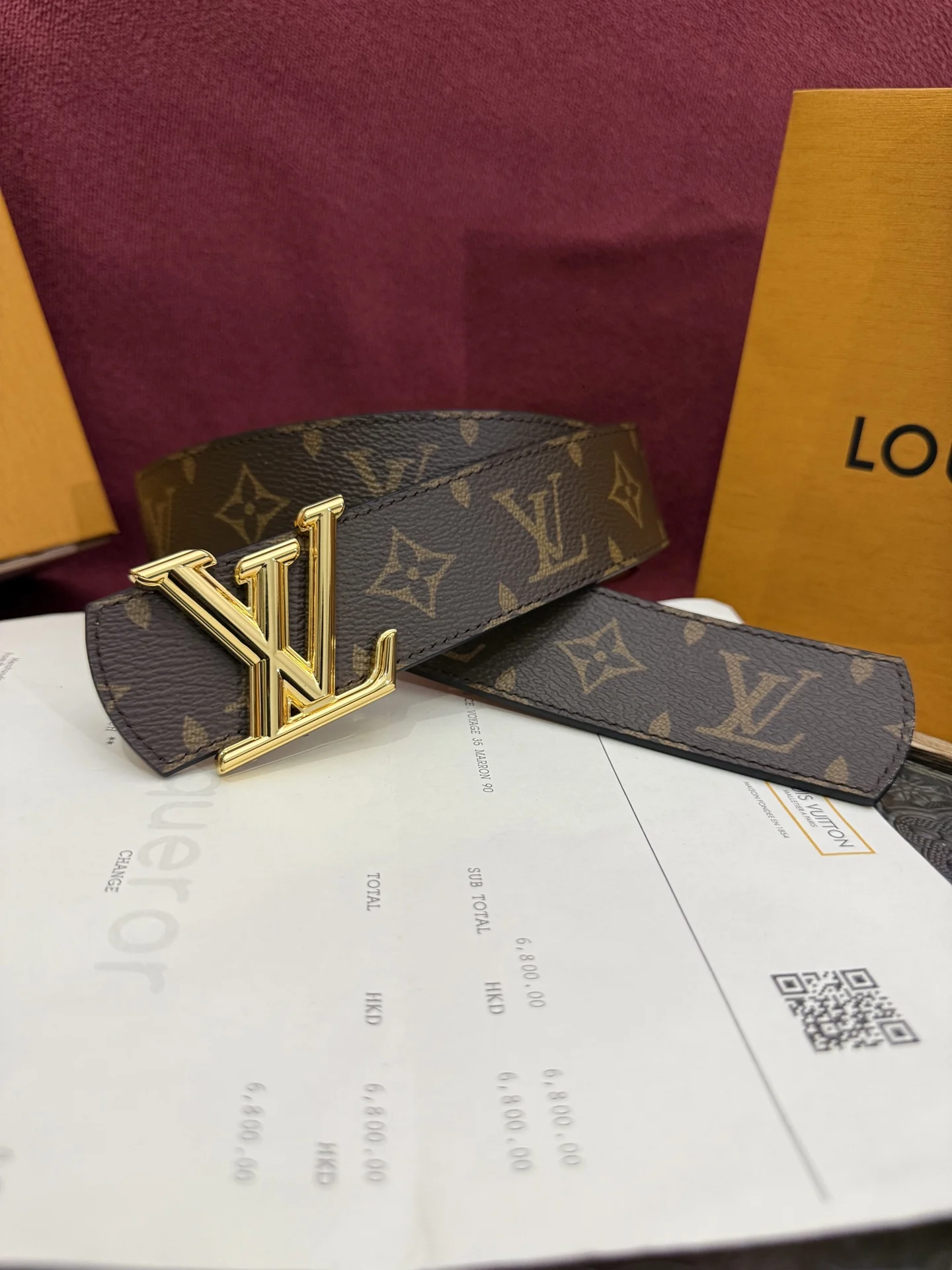 原单LV皮带|高仿LV皮带|精仿LV皮带|一比一LV皮带<p> 本款 LV Dimension Monogram Midnight 40 毫米双面腰带以前卫大胆的单色现代风格呈现 一侧采用 Monogram 帆布 另一侧则为光滑皮革 缀以富有建筑感的标志性 LV 搭扣 材质的搭配因色彩相契而愈显考究 为休闲穿搭与正装造型注入别样魅力 </p>
