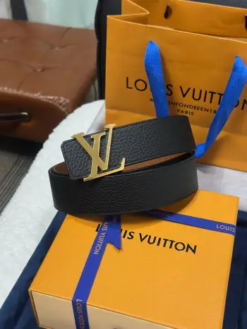 <p> LV.路易威登 </p> 宽度 40mm宽度 正品一体铸造五金钢扣 原厂皮料 双面原厂定制进口面料 可双面使用</p>