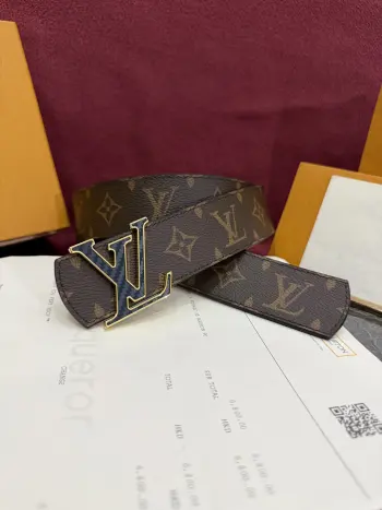 <p> 本款 LV Dimension Monogram Midnight 40 毫米双面腰带以前卫大胆的单色现代风格呈现 一侧采用 Monogram 帆布 另一侧则为光滑皮革 缀以富有建筑感的标志性 LV 搭扣 材质的搭配因色彩相契而愈显考究 为休闲穿搭与正装造型注入别样魅力 </p>
