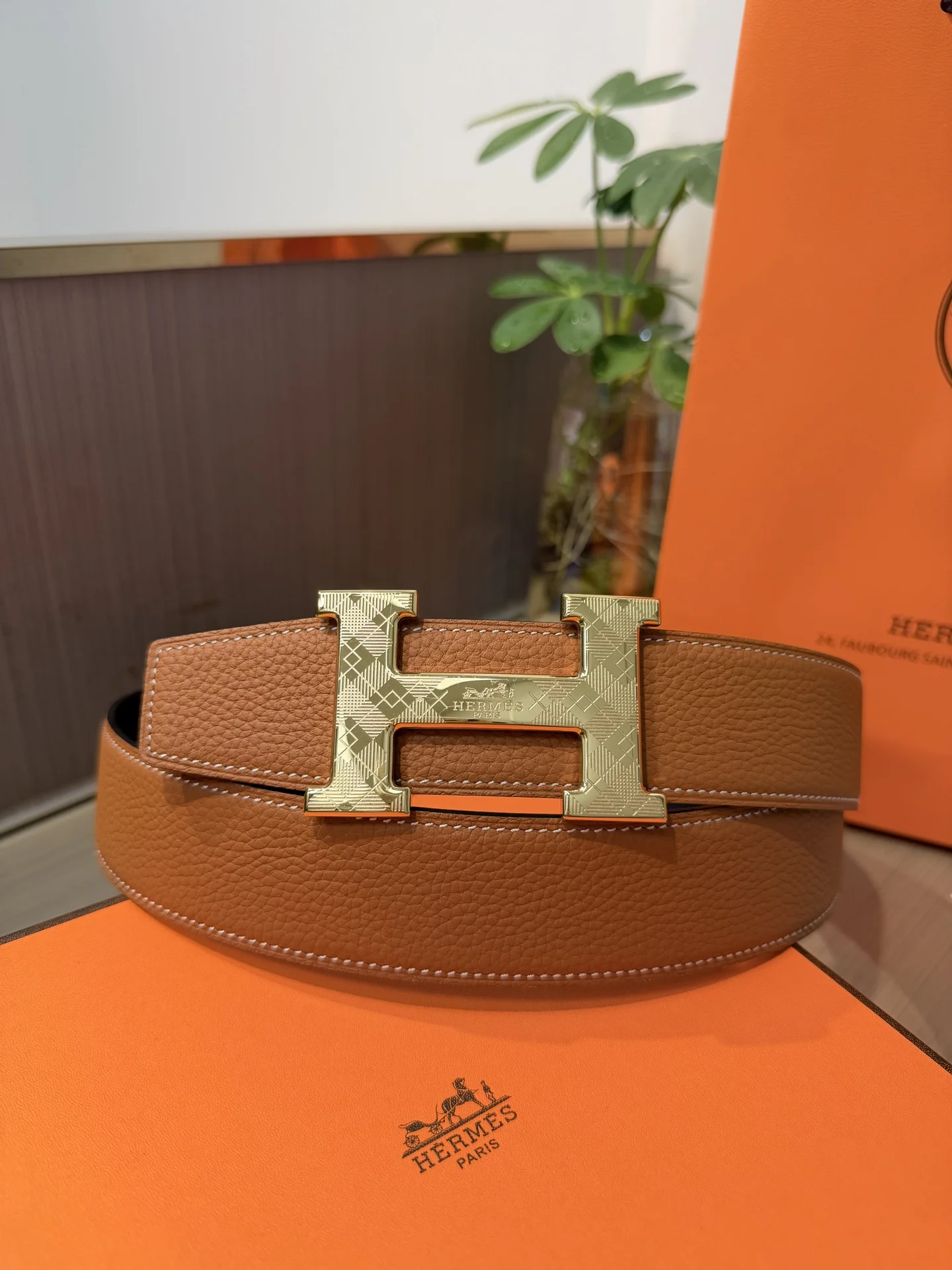 <p> Hermes爱马仕 男士双面皮腰带38mm 双面头层牛皮 双面可用 搭配精品钢扣五金 做工精致 实物拍摄 高端奢华 </p>