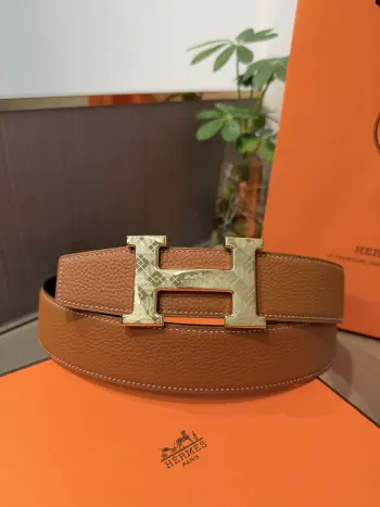 <p> Hermes爱马仕 男士双面皮腰带38mm 双面头层牛皮 双面可用 搭配精品钢扣五金 做工精致 实物拍摄 高端奢华 </p>