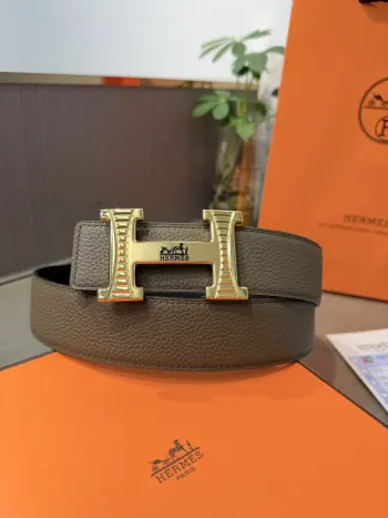 <p> Hermes爱马仕 男士双面皮腰带38mm 双面头层牛皮 双面可用 搭配精品钢扣五金 做工精致 实物拍摄 高端奢华 </p>