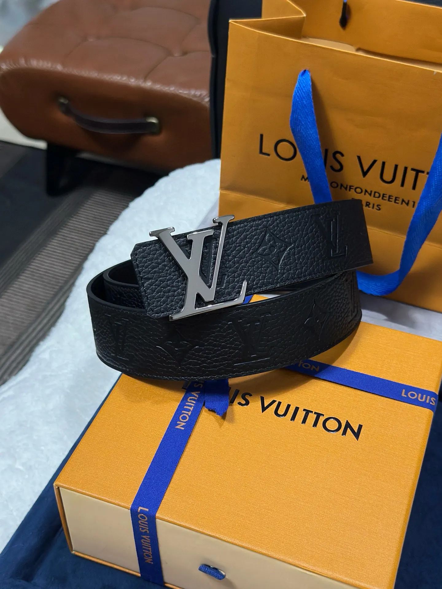 原单LV皮带|高仿LV皮带|精仿LV皮带|一比一LV皮带<p> LV.路易威登 </p> 宽度 40mm宽度 正品一体铸造五金钢扣 原厂皮料 双面原厂定制进口面料 可双面使用</p>