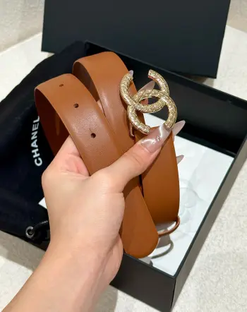<p> chanel 香3.0cm女士时尚款 顶级品质 正品开模高端定制皮料五金 定制纯钢五金扣头 带身采用松紧收腰设计风格达到修身效果 正品定位logo印字 可与正品媲美 时尚简约奢华 受从多明星青睐 </p>