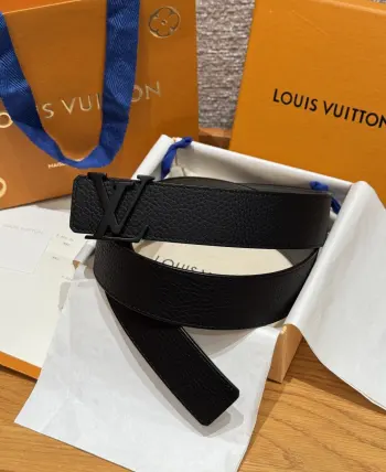 <p> LV.路易威登 宽度 40mm宽度 正品一体铸造五金钢扣 原厂皮料 双面原厂定制进口面料 可双面使用</p>
