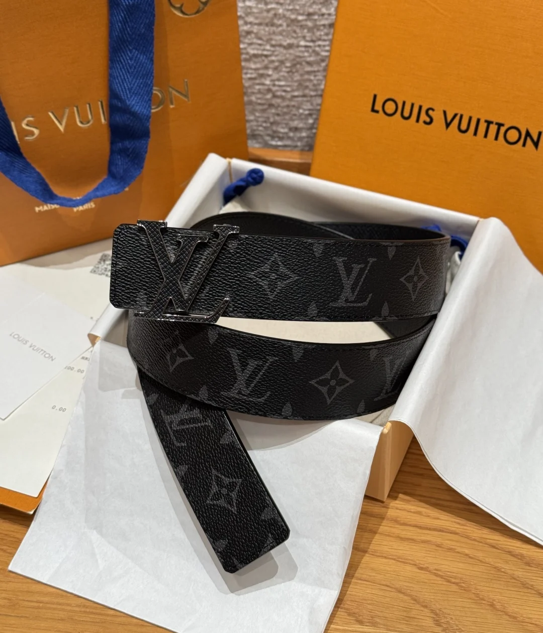 原单LV皮带|高仿LV皮带|精仿LV皮带|一比一LV皮带<p> LV.路易威登 宽度 40mm宽度 正品一体铸造五金钢扣 原厂皮料 双面原厂定制进口面料 可双面使用</p>