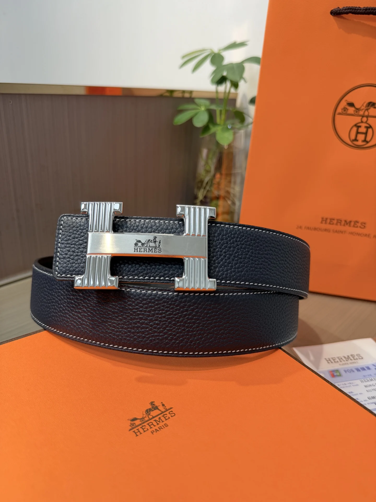 <p> Hermes爱马仕 男士双面皮腰带38mm 双面头层牛皮 双面可用 搭配精品钢扣五金 做工精致 实物拍摄 高端奢华 </p>