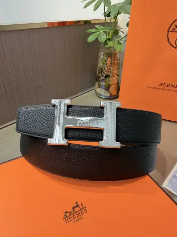 <p> Hermes爱马仕 男士双面皮腰带38mm 双面头层牛皮 双面可用 搭配精品钢扣五金 做工精致 实物拍摄 高端奢华 </p>