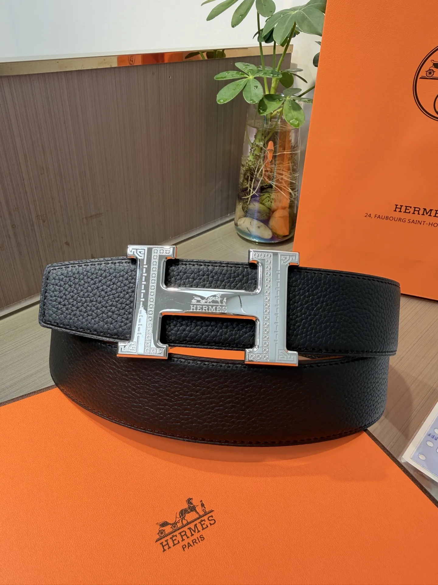 <p> Hermes爱马仕 男士双面皮腰带38mm 双面头层牛皮 双面可用 搭配精品钢扣五金 做工精致 实物拍摄 高端奢华 </p>