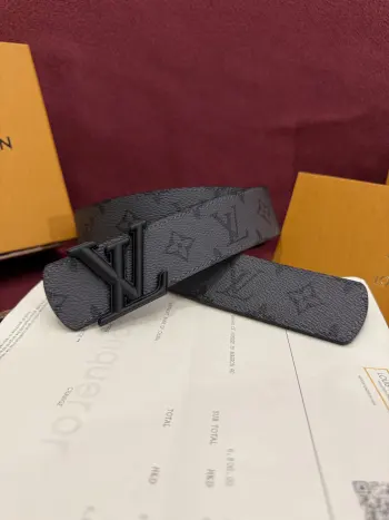 <p> 本款 LV Dimension Monogram Midnight 40 毫米双面腰带以前卫大胆的单色现代风格呈现 一侧采用 Monogram 帆布 另一侧则为光滑皮革 缀以富有建筑感的标志性 LV 搭扣 材质的搭配因色彩相契而愈显考究 为休闲穿搭与正装造型注入别样魅力 </p>