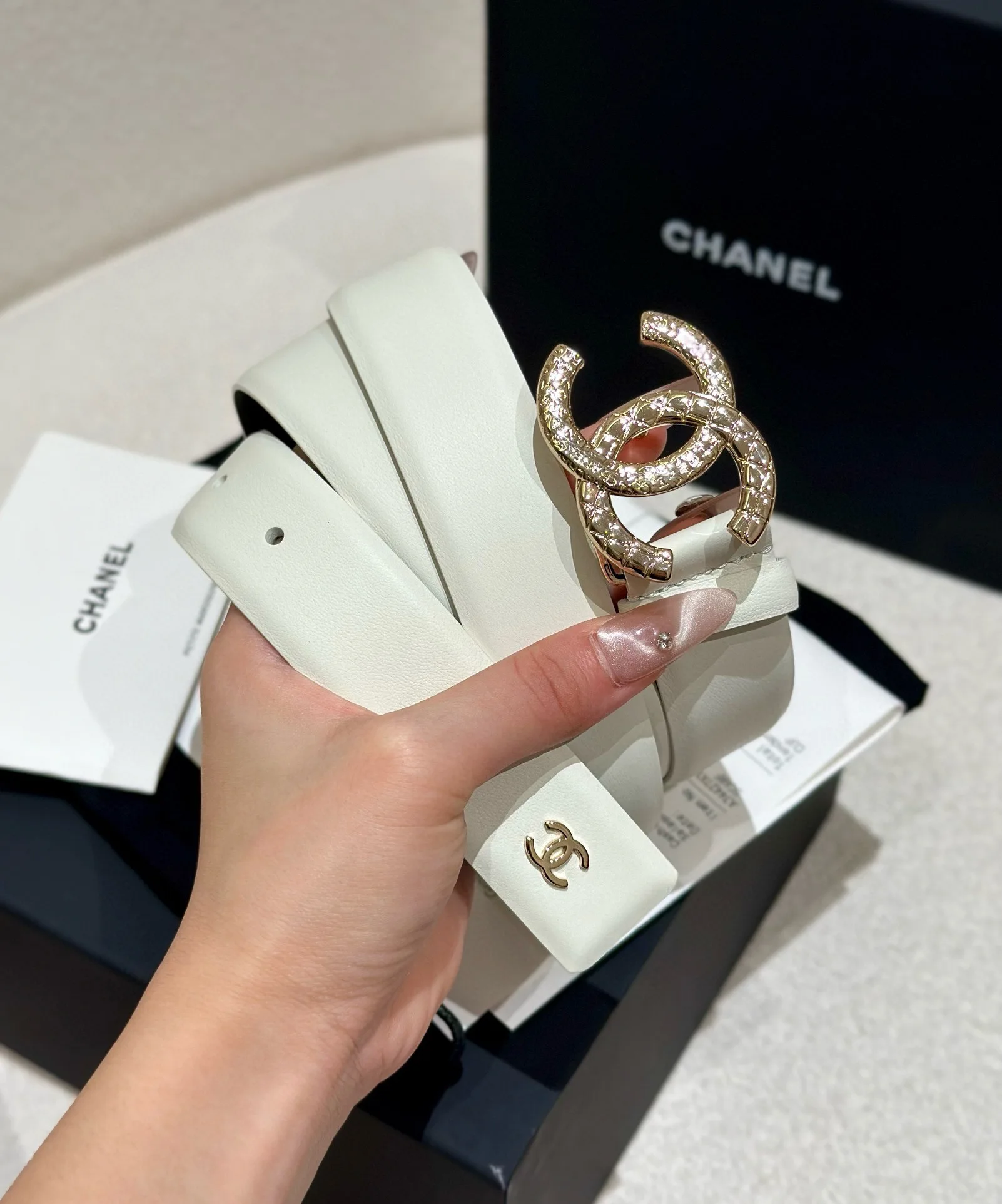 <p> chanel 香3.0cm女士时尚款 顶级品质 正品开模高端定制皮料五金 定制纯钢五金扣头 带身采用松紧收腰设计风格达到修身效果 正品定位logo印字 可与正品媲美 时尚简约奢华 受从多明星青睐 </p>