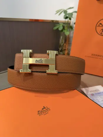 <p> Hermes爱马仕 男士双面皮腰带38mm 双面头层牛皮 双面可用 搭配精品钢扣五金 做工精致 实物拍摄 高端奢华 </p>
