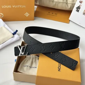 <p> LV.路易威登 </p> 宽度 40mm宽度 正品一体铸造五金钢扣 原厂皮料 双面原厂定制进口面料 可双面使用</p>
