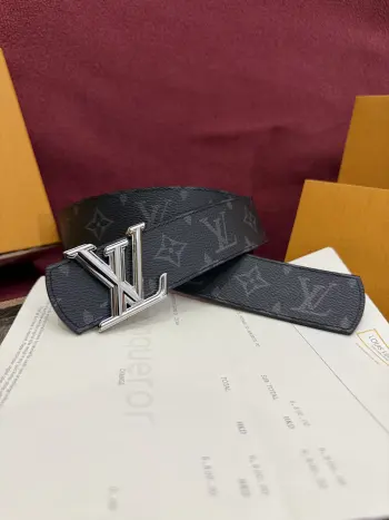 <p> 本款 LV Dimension Monogram Midnight 40 毫米双面腰带以前卫大胆的单色现代风格呈现 一侧采用 Monogram 帆布 另一侧则为光滑皮革 缀以富有建筑感的标志性 LV 搭扣 材质的搭配因色彩相契而愈显考究 为休闲穿搭与正装造型注入别样魅力 </p>