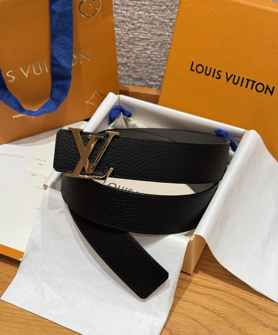 原单LV皮带|高仿LV皮带|精仿LV皮带|一比一LV皮带<p> LV.路易威登 宽度 40mm宽度 正品一体铸造五金钢扣 原厂皮料 双面原厂定制进口面料 可双面使用</p>