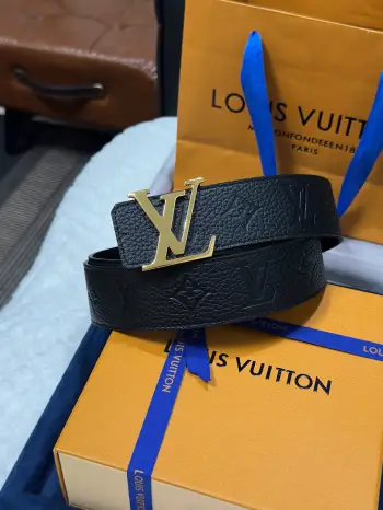 <p> LV.路易威登 </p> 宽度 40mm宽度 正品一体铸造五金钢扣 原厂皮料 双面原厂定制进口面料 可双面使用</p>