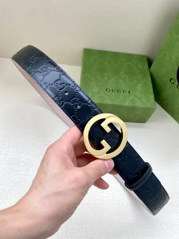 <p> 宽度4.0cm GUCCI 古驰爱的进行曲 全新时装系列精选品牌典藏素 以几何造型焕新演绎互扣式双G原版钢扣标识 呈现多款别致单品 历久弥新的设计素与本次时装秀场展现的好莱坞魅力遥相呼应 </p>
