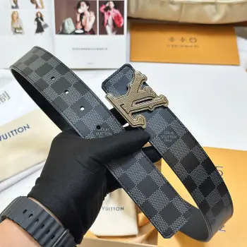 <p> LV.路易威登 </p> 宽度 40mm宽度 正品一体铸造五金钢扣 原厂皮料 双面原厂定制进口面料 可双面使用</p>
