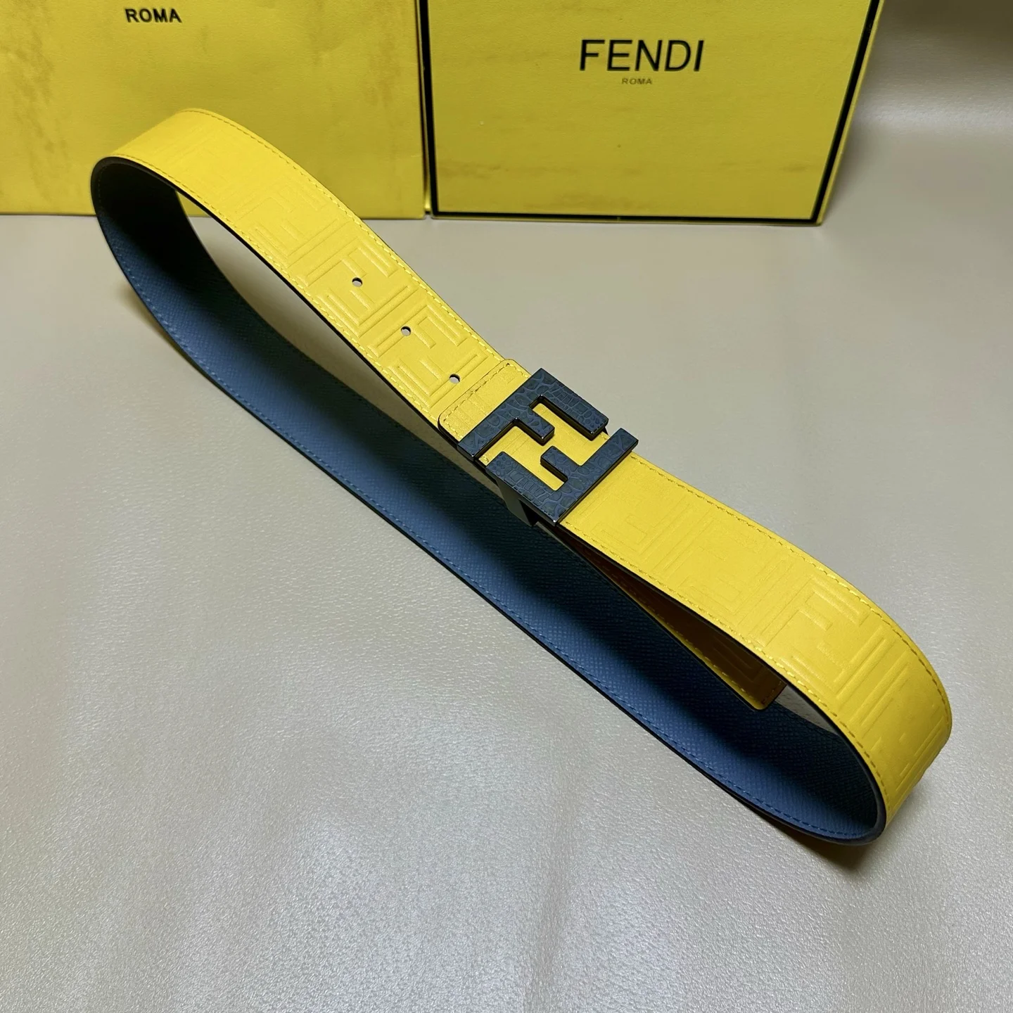 原单芬迪皮带|高仿芬迪皮带|精仿芬迪皮带|一比一芬迪皮带<p> FENDl  芬迪 宽40MM双面原版小牛皮 搭配单钌钯电镀扣 完美的手感.油边 出众的设计.风格 高贵奢华 时尚大方 高清实拍 货真价实 品质保证 双面  用</p>