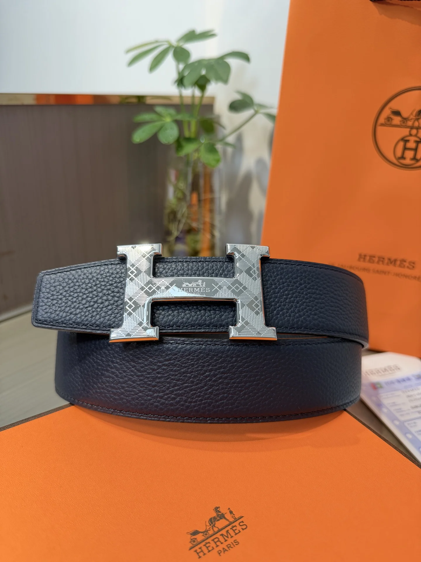 <p> Hermes爱马仕 男士双面皮腰带38mm 双面头层牛皮 双面可用 搭配精品钢扣五金 做工精致 实物拍摄 高端奢华 </p>